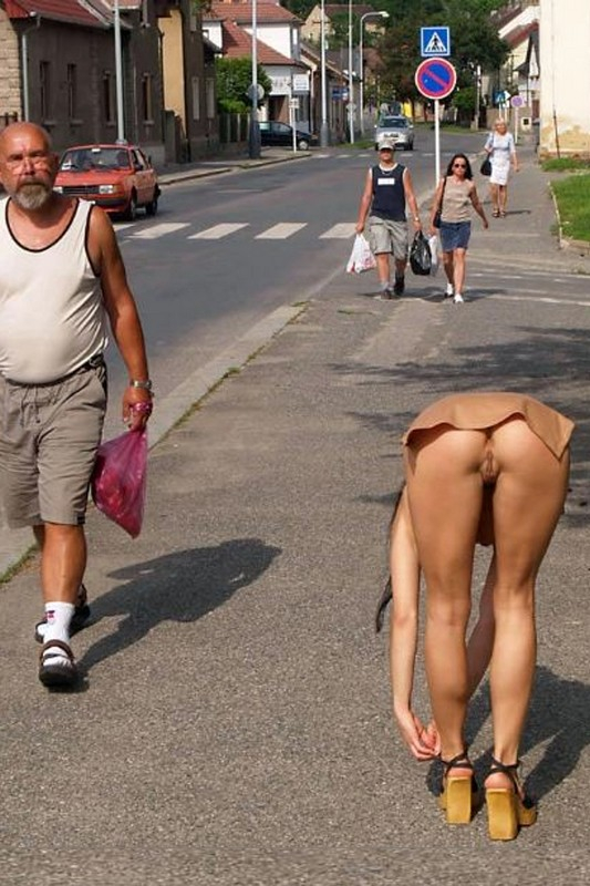 girls walking naked on street - N