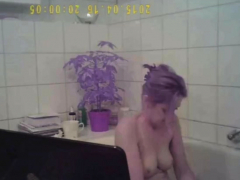 my-bathing-naked-mom-on-hidden-camera